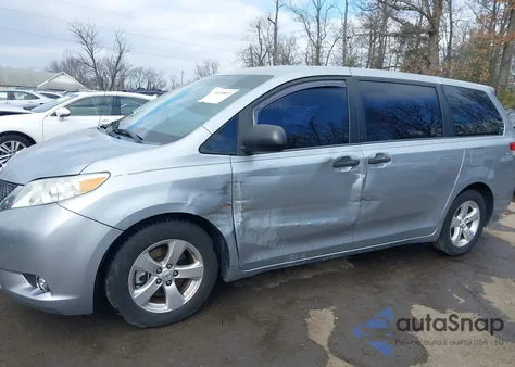 2014 Toyota Sienna L V6 7 Passenger z USA, uszkodzony, nr VIN 5TDZK3DC4ES443621